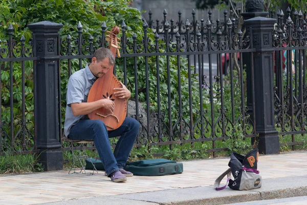 Київ, Україна - 16 липня 2017: Вулиця музикант грає інструмент традиції України — стокове фото