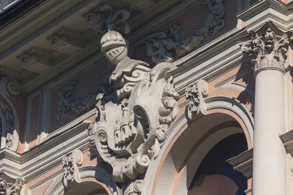 Fretwork in the form of a knight on the wall of the house. Architecture — Stock Photo, Image