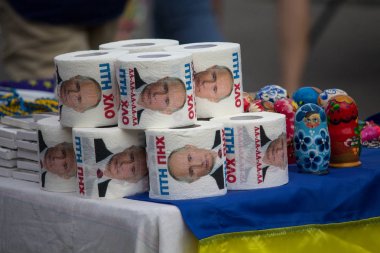 Kiev, Ukrayna - 01 Temmuz 2017: tuvalet kağıdı Rusya devlet başkanı Vladimir Putin bağımsızlık Meydanı'nda bir Hediyelik eşya dükkanında featuring