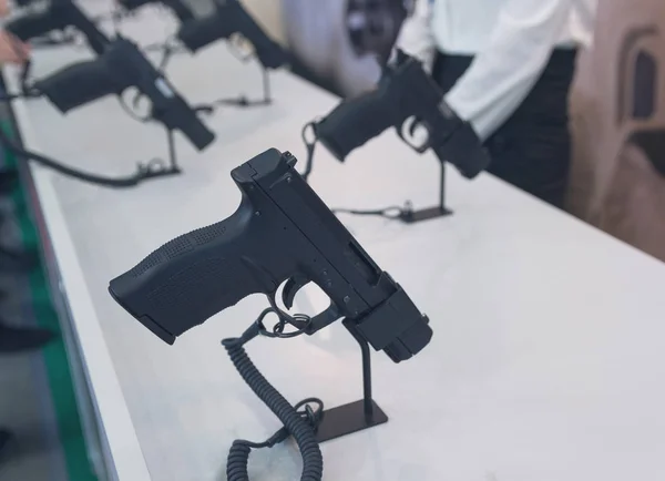 Pistolas seguidas no balcão. Armas — Fotografia de Stock