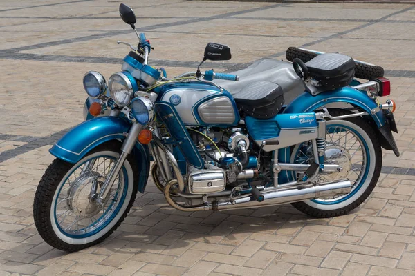 Kiev, Ucrania - 01 de julio 2017: Motocicleta vintage del Dnieper, empedrado en la plaza de la ciudad — Foto de Stock