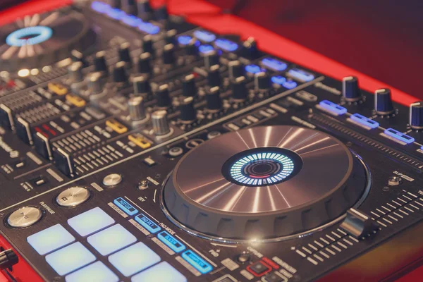 DJ oyuncu ve Mikser gece kulübünde. Müzik