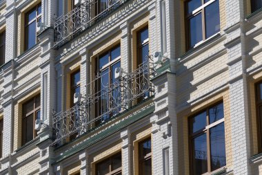 Bina cephe klasik stil, güneş tarafından yaktı mevcuttur. Mimari