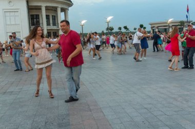 Kiev, Ukrayna-Ağustos 06, 2017: kasabalılar gece sonrası meydanda salsa dans