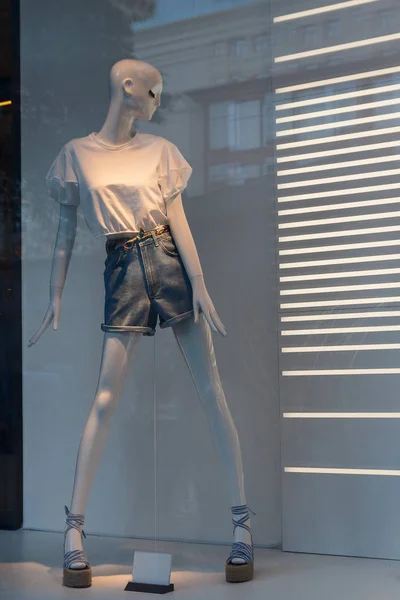 Maniquí femenino en un vestido de moda en un escaparate — Foto de Stock