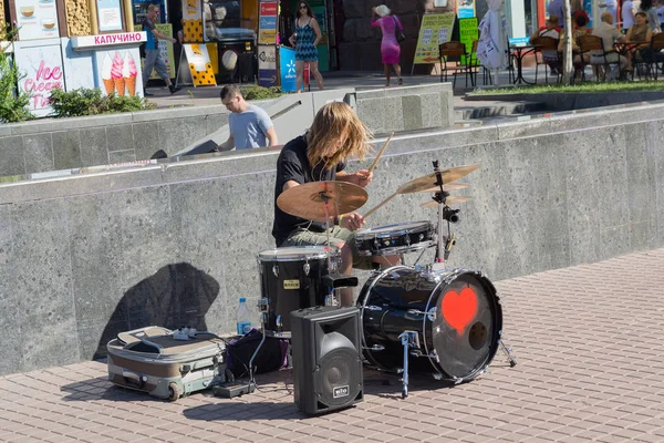 Kiev, Ukraine - June 18, 2017: The street drummer plays a percussion instrument on the street Khreshchatyk — Stock Photo, Image