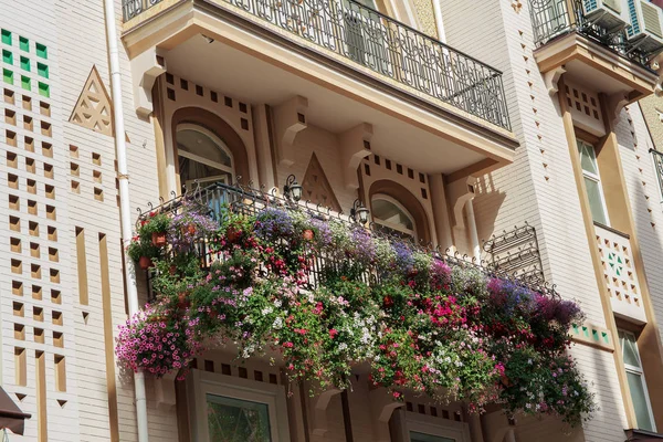 Flowers on the balcony of a luxury house in a classic style. Architecture — Stock Photo, Image