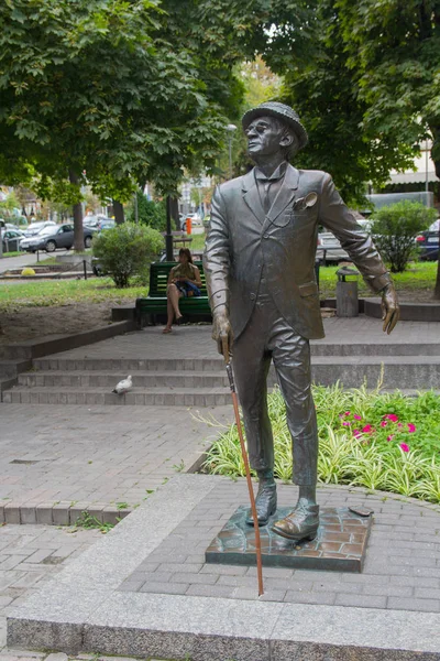 Kiev, Ucrania - 06 de agosto de 2017: Monumento al famoso héroe literario Panikovsky —  Fotos de Stock