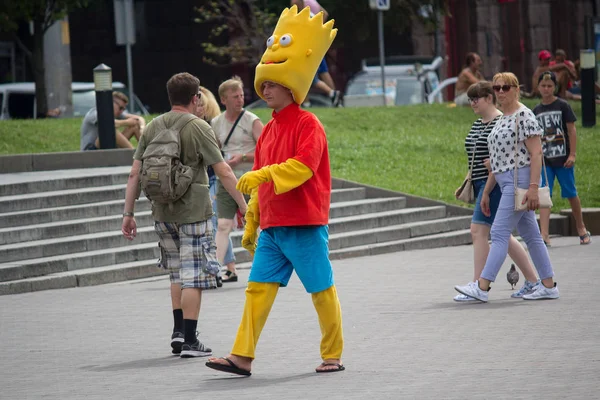 Kiev, Ukraina - 06 augusti 2017: Man klädd som Homer Simpson på Självständighetstorget — Stockfoto