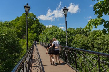 Kiev, Ukrayna - 21 Haziran 2017: aşıklar Köprüsü yürüyen genç Çift