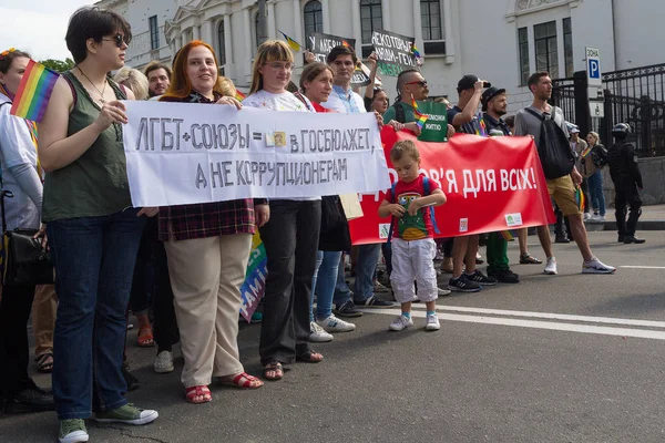 Киев, Украина - 18 июня 2017 года: Участники гей-парада с баннерами с надписью "ЛГБТ плюс союзы - попадание в бюджет, а не коррупция" Здоровье для всех на украинском языке — стоковое фото
