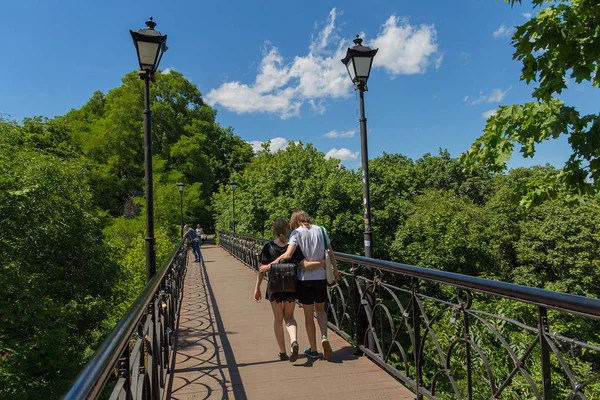 Kiev, Ukrayna - 21 Haziran 2017: aşıklar Köprüsü yürüyen genç Çift