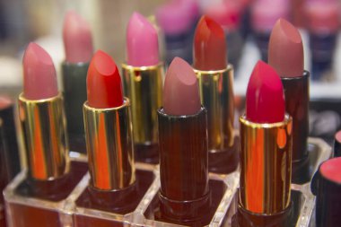 Mağaza penceresinden ruj izleri. Satış