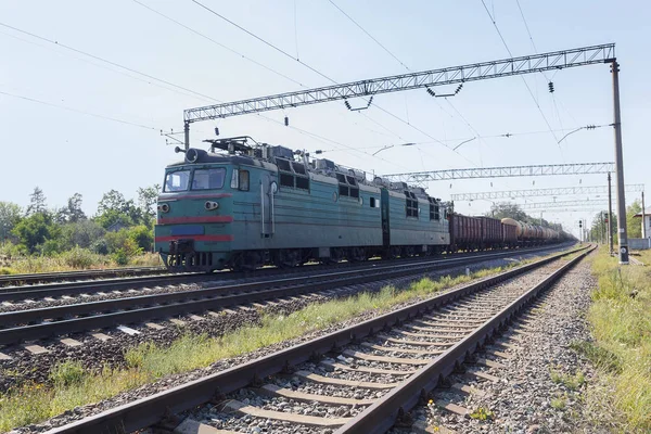 Gammalt elektriskt lokomotiv som transporterar industriella laster. Transport — Stockfoto