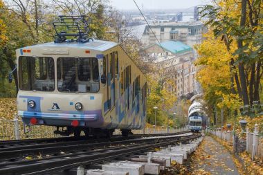 Füniküler sonbahar parkta. Kiev, Ukrayna