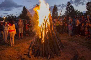 Kiev, Ukrayna - 06 Temmuz 2017: Vatandaşlar Ivan Kupala geleneksel bir pagan tatil kutlama, tören sırasında bir ateş yakın