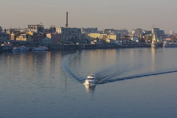 O barco desce o rio Dnieper. Kiev, Ucrânia — Fotografia de Stock