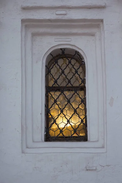 Światło w oknie strary Kościół chrześcijański. Architektura — Zdjęcie stockowe