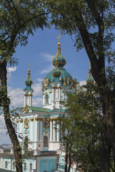 St. Andrew's Church in het historische deel van Kiev. Oekraïne — Stockfoto