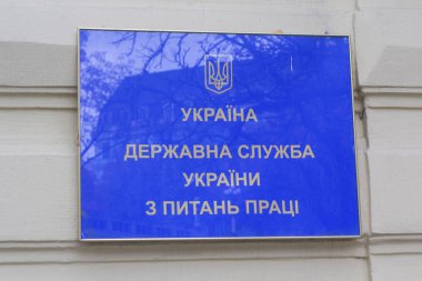 Kiev, Ukrayna-23 Ekim 2017: Ukrayna dilinde Işgücü için devlet hizmeti Işareti