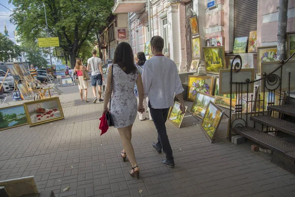 Kiev, Ukraine - Le 09 juillet 2017 : Des citoyens passent devant la galerie de rue sur la rue Vladimirskaya — Photo