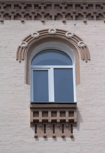 Vackra fönster med prydnads dekoration. Arkitektur — Stockfoto