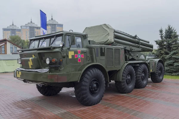 Kiev, Ucrania - 11 de octubre de 2017: Sistema de misiles con los símbolos de las fuerzas armadas de Ucrania en la exposición "Armas y seguridad 2017 " — Foto de Stock