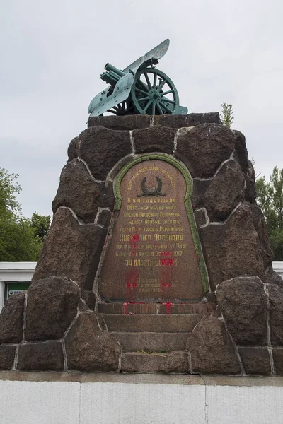 Kiev, Ukraine - June 26, 2017: Monument of the factory "Arsenal" raised rebellion against the central Council of the Ukrainian People's Republic in 1918 on the Arsenal Square — Stock Photo, Image