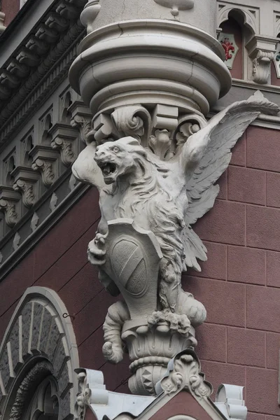 Terrible edificio del Banco Nacional Grifo. Kiev, Ucrania — Foto de Stock