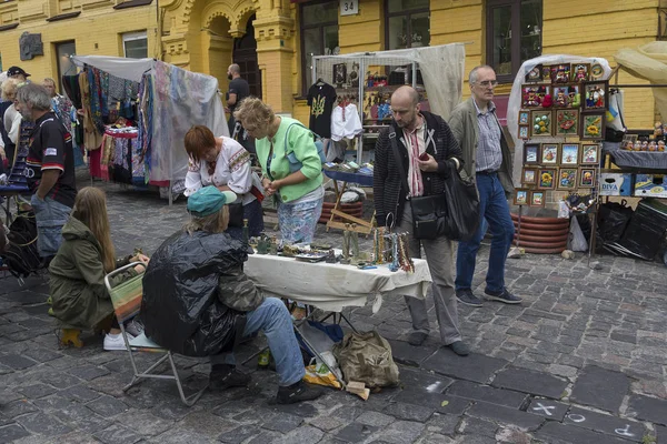 Kiev, Ukraina - 24 augusti 2016: Turister och souvenir säljare i Andreevsky nedstigningen - historiska delen av staden — Stockfoto