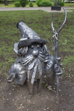Donetsk, Ukrayna - 09 Mayıs 2017: Demir heykel GNOME parkta dövme figürleri