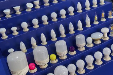 Ürün yelpazesine lambalar üstünde belgili tanımlık sayaç. Satış