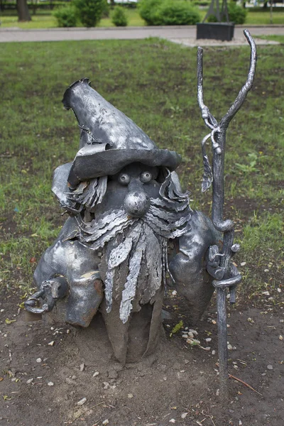 Donetsk, Ucrania - 09 de mayo de 2017: Escultura de hierro del gnomo en el parque de figuras forjadas —  Fotos de Stock