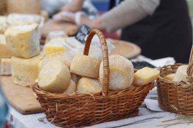 Beyaz peynir bir hasır sepet Pazar tezgahın üstünde. Gıda