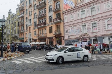Kiev, Ukrayna - 01 Ekim, 2017: taksi hizmeti Andreevsky Uzvizh üzerinde sokak - kentin tarihi