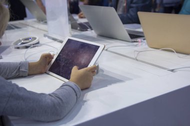 Alıcılar örnekleri üstünde stok rafa tüketici elektroniği çalışma