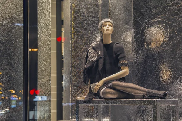 Maniquí femenino en escaparate y ciudad reflectante — Foto de Stock