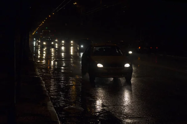 Phares de la voiture sur la route de nuit. Ville — Photo