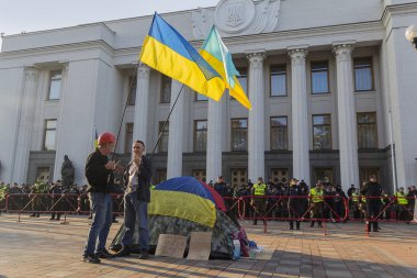 Kiev, Ukrayna-Ekim 10, 2017: Rakipler oyunculuk Başkan Petra Poroshenko ve önünde Ukrayna Verkhovna Rada bina yalnız cordon