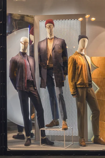 Manequins masculinos na vitrine da loja e reflexo da cidade — Fotografia de Stock