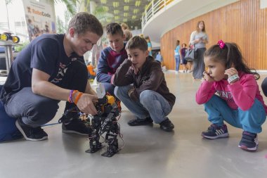 Kiev, Ukrayna - 30 Eylül 2017: Çocuk Robotik kök-eğitim Festivali hakkında bilgi almak