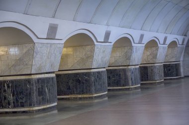Interier metro istasyonu klasik tarzı. Kiev, Ukrayna