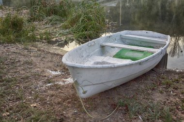 Beyaz nehir kıyısında teknede ilk donuyor