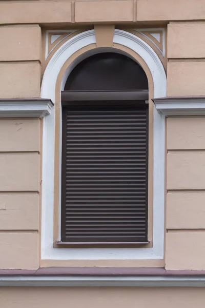 Τοξωτό παράθυρο, στον κλασσικό στυλ με περσίδες. Αρχιτεκτονική — Φωτογραφία Αρχείου