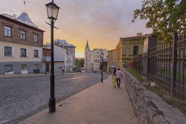 通りの歴史系 - 歴史的な市内中心部でキエフ、ウクライナ - 2017 年 8 月 30 日: 夕方 — ストック写真