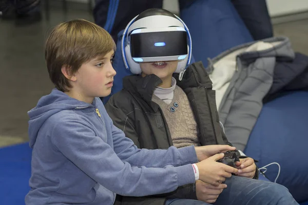 Kiev, Ukraine - 08 octobre 2017 : Les enfants se familiarisent avec les points de finalité virtuelle lors du salon de l'électronique grand public CEE-2017 — Photo