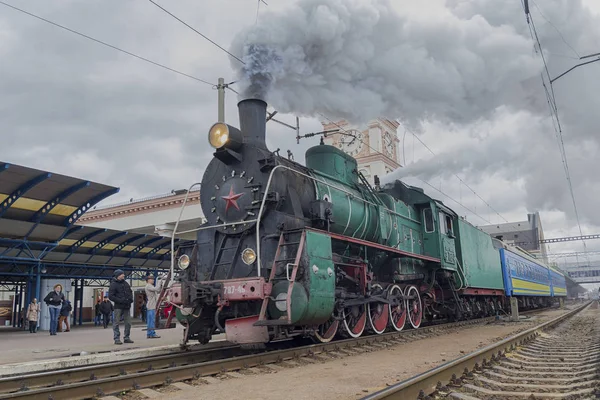 Kiev, Ukraine - October 14, 2017: Departure of a retro locomotive with Soviet symbols from the central station — Stock Photo, Image