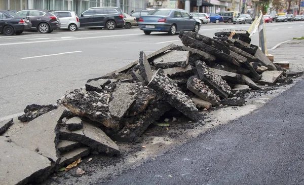 Högen av asfalt vid vägkanten under reparationer — Stockfoto