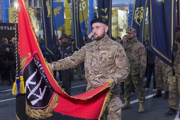 कीव, युक्रेन ऑक्टोबर 14, 2017 : युक्रेनियन सैन्य निर्मितीच्या वर्धापनदिन सन्मान मोर्चा दरम्यान बॅनरसह राष्ट्रीयवादी पक्ष आणि संस्थांचे प्रतिनिधी — स्टॉक फोटो, इमेज