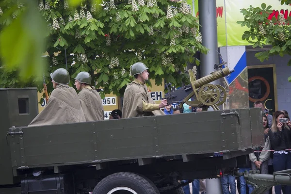 Donezk, Ukraine - 9. Mai 2017: Rekonstrukteure in Gestalt von Soldaten der Roten Armee mit Maschinengewehr auf dem Wagen bei der Parade anlässlich des Sieges im Zweiten Weltkrieg — Stockfoto